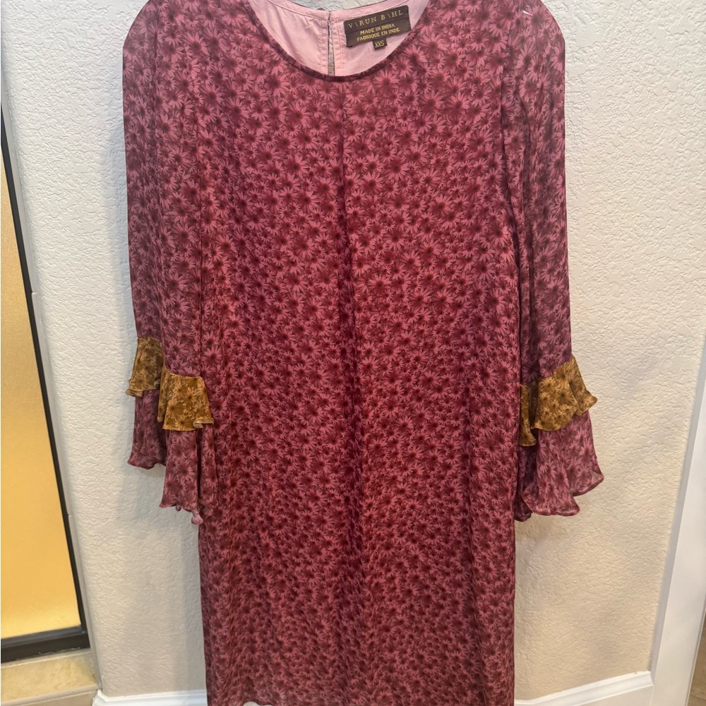VARUN BAHL XXS LIKE NEW Lined Pink Floral Shift Dress with Gold Accent Ruffle